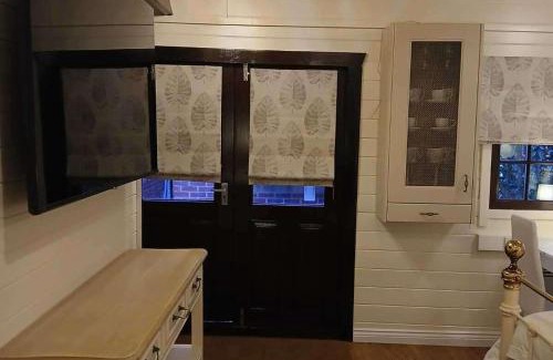 Netley House | 1 Bed Lodge - Southampton - Sleeps 2 - Parking