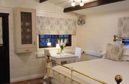 Netley House | 1 Bed Lodge - Southampton - Sleeps 2 - Parking