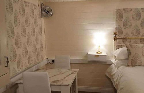 Netley House | 1 Bed Lodge - Southampton - Sleeps 2 - Parking