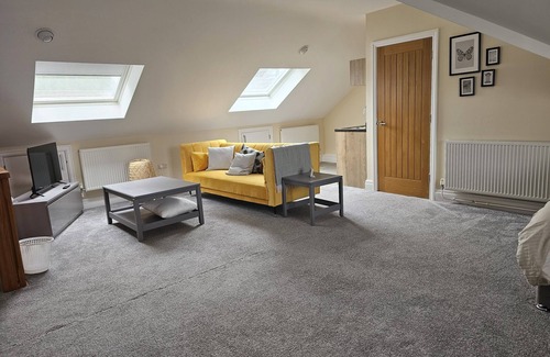 Newport Apartment | 1 Bed Loft - Sleeps 2 - Parking - Wifi