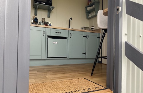 Corofin Ski Chalet | 1 Bed Pod - Sleeps 2 - Pets - Garden - Parking