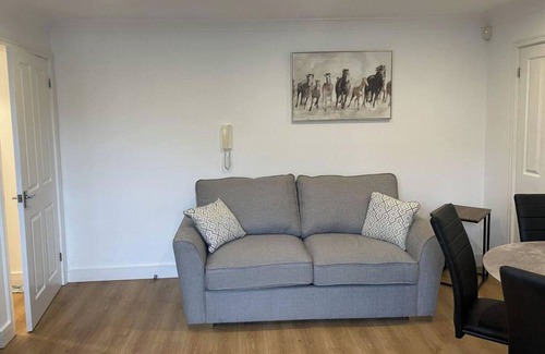 Bury St Edmunds Apartment | 1 Bed Sleeps 4 - Pets Ok - Free parking