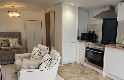 Newcastle-upon-Tyne Apartment | 1-Bed Studio with Parking, Ideal for Couples