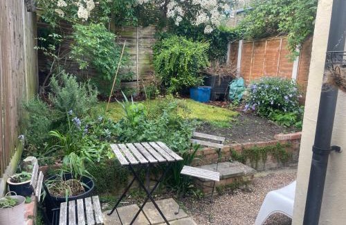 Dulwich Apartment | 1 Bed Victorian flat Sleeps 4 - Garden & Patio