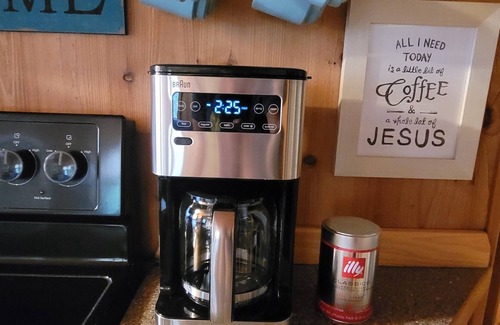 Jasper Cabin | 1 bedrm tiny house with sleeping loft, big yard, fire pit and screened in porch!