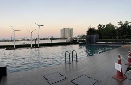 Rat Burana Apartment | 1-bedroom riverside Bangkok apartment with washing machine, infinity pools, etc