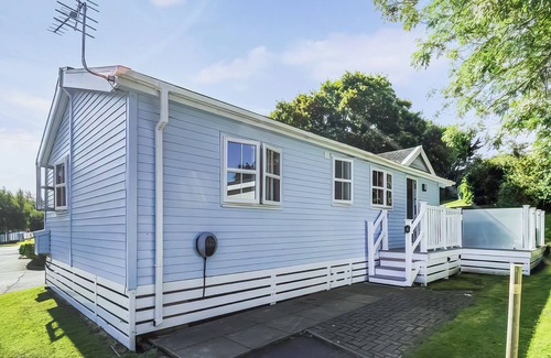 New Forest District Ski Chalet | 1 bedroom accommodation in Milford-on-Sea, Nr Lymington