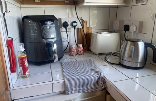 Camelford Cabin | 1 Bedroom Cabin Sleeps 2, Private Garden, Wifi