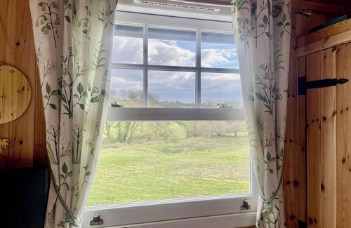 Camelford Cabin | 1 Bedroom Cabin Sleeps 2, Private Garden, Wifi