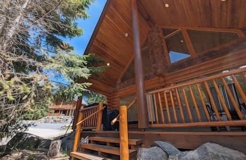 East Kootenay Cabin | 1 bedroom cabin w/Loft at River Bend