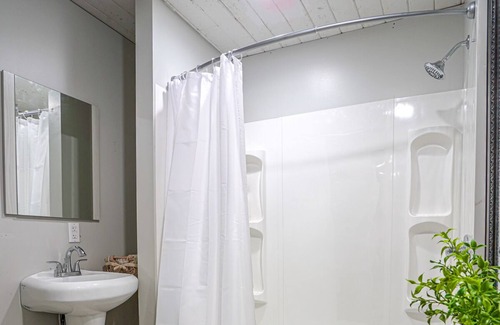 Laceys Spring Condo | 1 Bedroom Condo / Apartment near Ditto Landing close to Huntsville City downtown