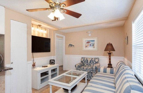 Fort Myers Beach Villa | 1 Bedroom Cottage - Gulf Beach Access - Pet Friendly