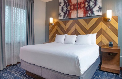 Lake Delton Resort | 1 Bedroom Deluxe at Glacier Canyon Lodge! Waterpark included!