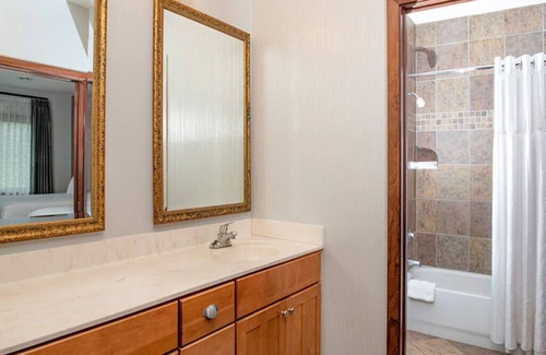 Lake Delton Resort | 1 Bedroom Deluxe at Glacier Canyon Lodge! Waterpark included!