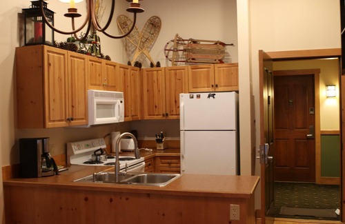 River Run Condo | 1 Bedroom Gem! Many upgrades-Top Floor with vaulted ceilings. Extra Murphy Bed