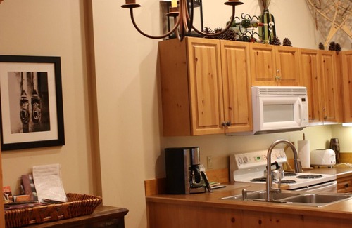 River Run Condo | 1 Bedroom Gem! Many upgrades-Top Floor with vaulted ceilings. Extra Murphy Bed