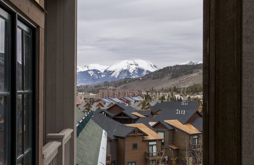 River Run Condo | 1 Bedroom Gem! Many upgrades-Top Floor with vaulted ceilings. Extra Murphy Bed