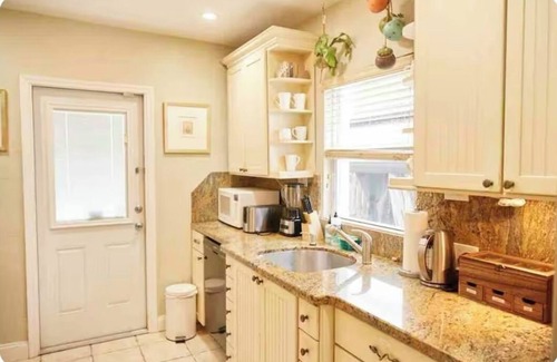 Royal Poinciana House | 1 bedroom house in charming Hollywood beach with beautiful tropical garden