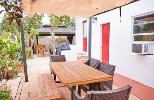 Royal Poinciana House | 1 bedroom house in charming Hollywood beach with beautiful tropical garden