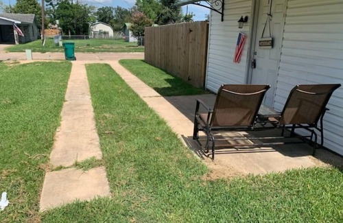 Westlake House | 1 bedroom house- personal driveway/yardn