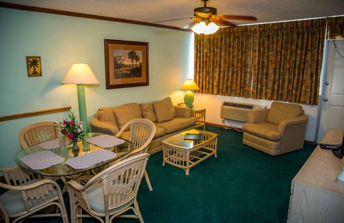 Cocoa Beach Resort | 1 Bedroom Resort Suite, sleeps 6, just steps from the beach