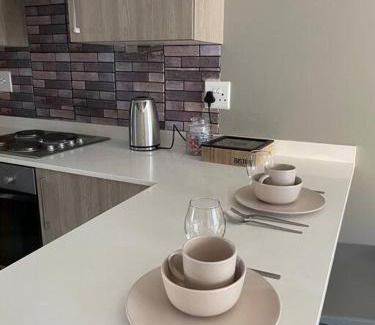 Greater Johannesburg Metropolitan Area Apartment | 1 Bedroom Sleek, Spotless, Work-from-home Sanctuary