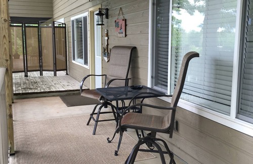 Lake Ozark Condo | 1 BEDROOM TROPICAL BLISS IN NO MARIJUANA COMPLEX