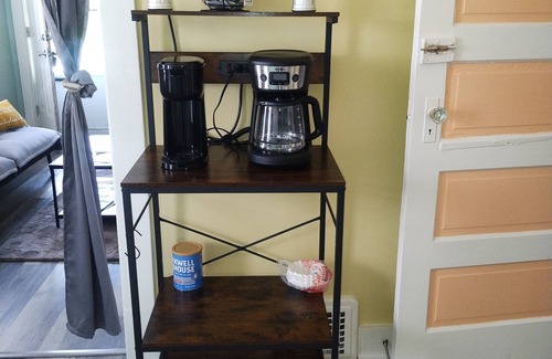 Old Brooklyn House | 1-bedroom vacation home 4 minutes from Cleveland Metroparks Zoo