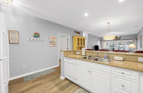 North Myrtle Beach Condo | 1 Block to Beach!⛱ 6 pools/spas!🌞Golf Carts Allowed!⛳Walk to Main Street!🍹