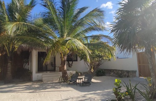 Isla Holbox House | 1 block to the beach, kitchen, smart tv, starlink wi-fi, calm, relaxing