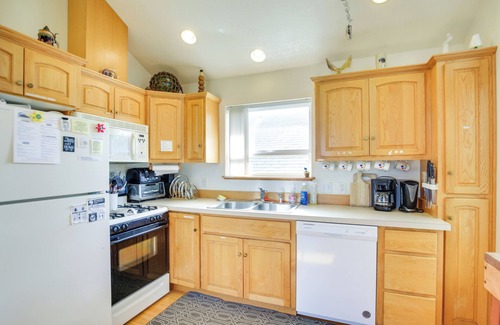Rockaway Beach Cottage | 1 Block to Twin Rocks Beach: Pet-Friendly Cottage