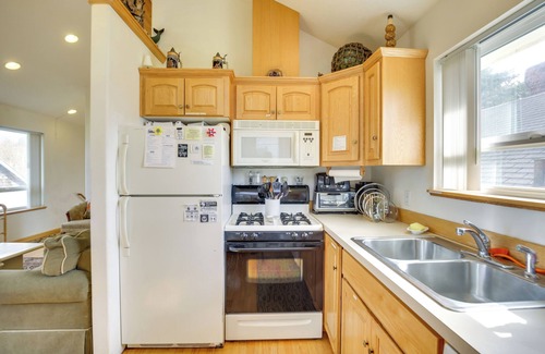 Rockaway Beach Cottage | 1 Block to Twin Rocks Beach: Pet-Friendly Cottage