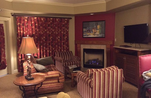 Napa Hotel | 1 BR Close to wineries in Napa and Sonoma! A tasting cave, spa and sports bar.
