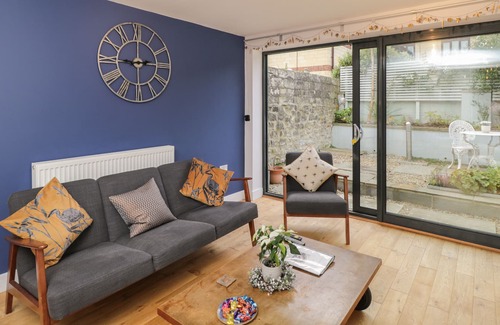 Bath House | 1 COUNTESS CHAPEL, character holiday cottage, with a garden in Bath