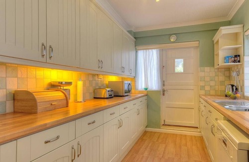 Lyme Regis Cottage | 1 HARBOUR HEIGHTS, family friendly, with a garden in Lyme Regis