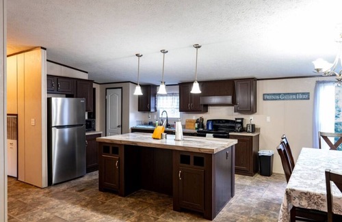 Elgin House | 1 House + 1 Yurt on 5 Acres