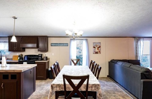 Elgin House | 1 House + 1 Yurt on 5 Acres