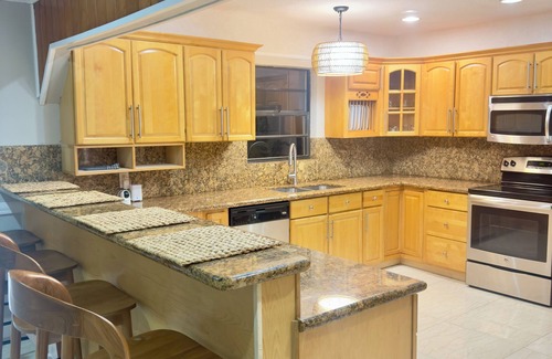 Bahamia West House | 1 King Bed & 2 Queen Beds 1.5 miles from beach