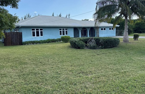 Bahamia West House | 1 King Bed & 2 Queen Beds 1.5 miles from beach