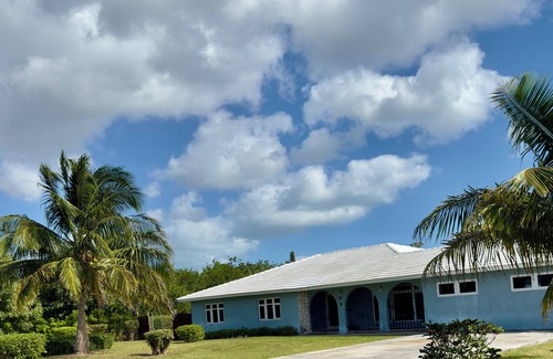 Bahamia West House | 1 King Bed & 2 Queen Beds 1.5 miles from beach