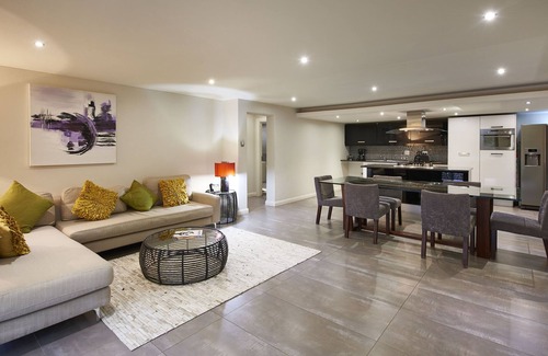 Greater Johannesburg Metropolitan Area Apartment | 1 King Bedroom Apartment with Garden View