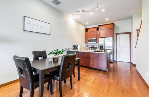 Hilltop House | <1 mi to Dome | 3BD 2.5BA | Townhouse | Garage -20