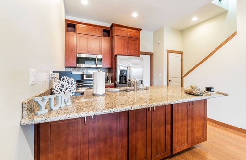 Hilltop House | <1 mi to Dome | 3BD 2.5BA | Townhouse | Garage -20