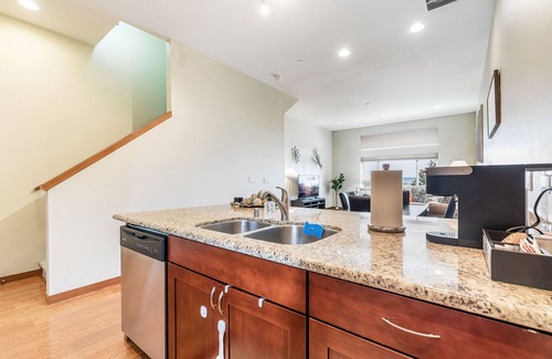 Hilltop House | <1 mi to Dome | 3BD 2.5BA | Townhouse | Garage -24