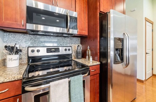 Hilltop Apartment | <1 mi to Dome | 3BD 2.5BA | Townhouse | Garage -24