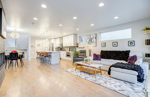 Lincoln Park House | 1 Mi to Dtwn Denver: Sleek Duplex w/Rooftop Deck!