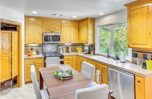 Crestline House | 1 Mi to Lake Gregory: Alpine Gem w/Covered Patio
