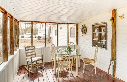 Hollands Landing House | 1 Mi to Lake Murray Pet-Friendly Home with Deck
