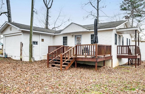 Hollands Landing House | 1 Mi to Lake Murray Pet-Friendly Home with Deck