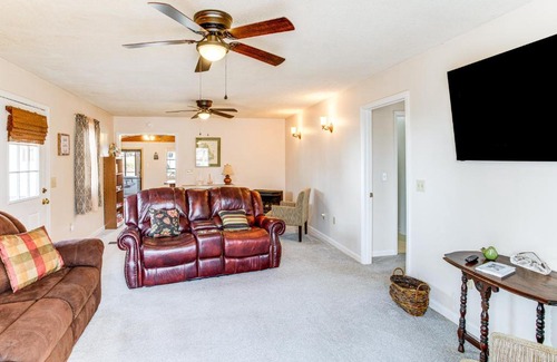 Hollands Landing House | 1 Mi to Lake Murray Pet-Friendly Home with Deck